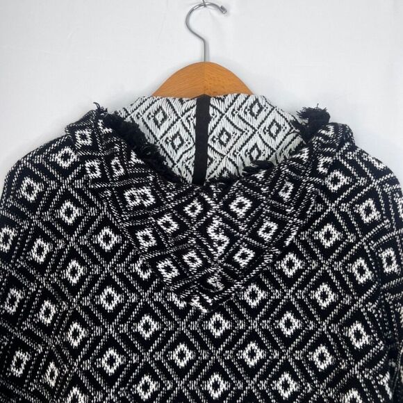 Kaisely Black White Southwestern Hooded Shawl Poncho Sweater Size Medium - Picture 4 of 11